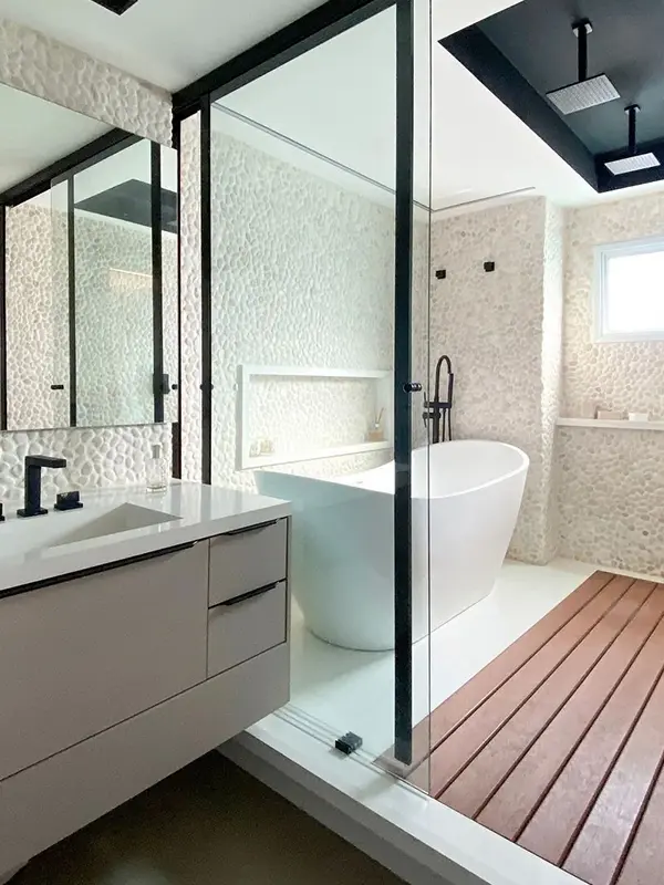 banheiro simples com decoração branca, um deck de madeira plicado no chão