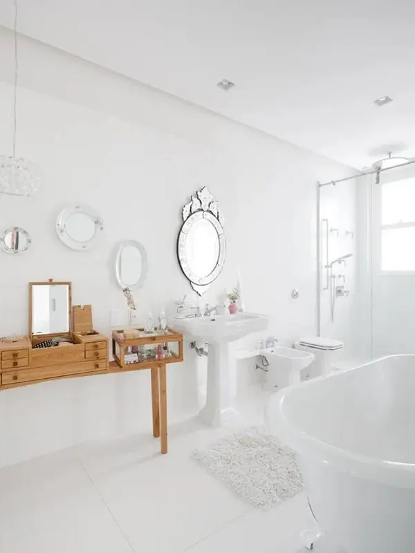 elegancia com decoração clean do banheiro com espelho redondo