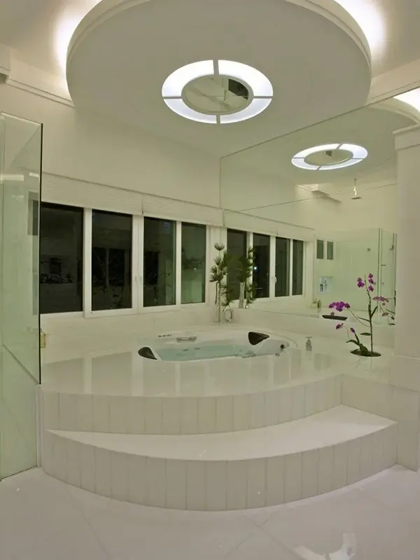 banheiro com banheira oval