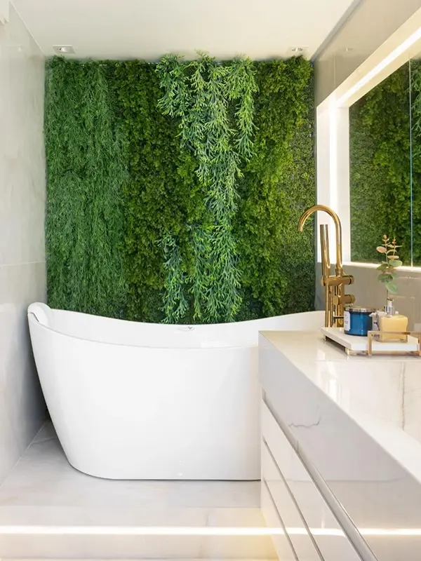 banheiro ao ar livre com jardim vertical