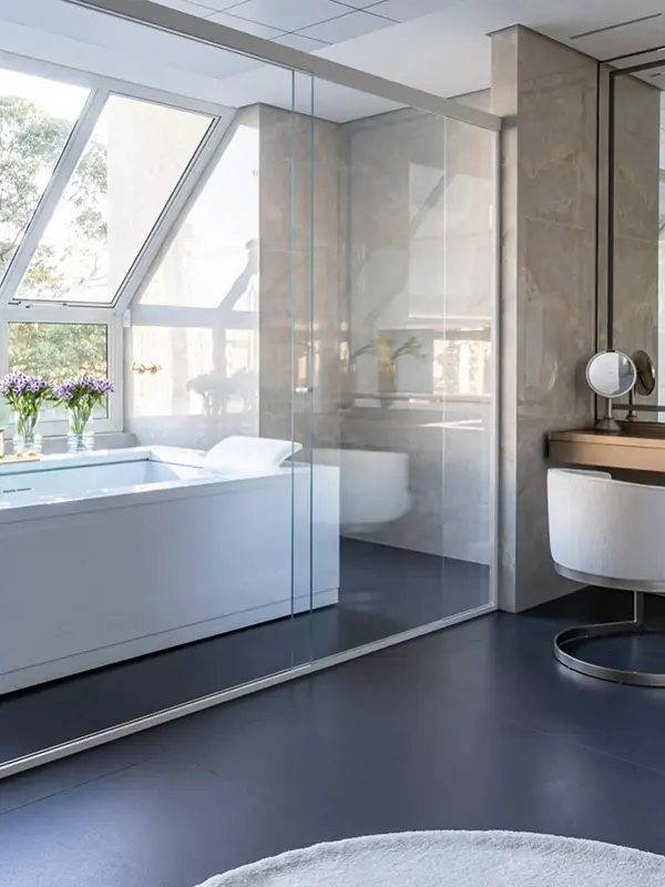 decoração de banheiro com cores pretas no piso e parede branca