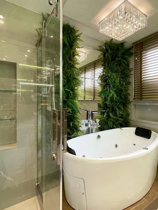 toque luxuoso no banheiro com paisagismo de plantas na parede 