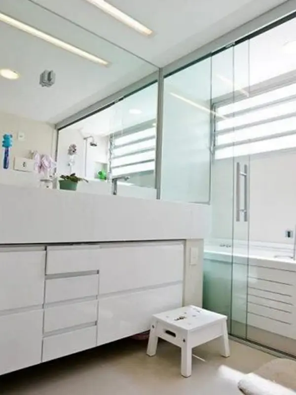 banheiro branco com decoração clean com piso de cimenticio