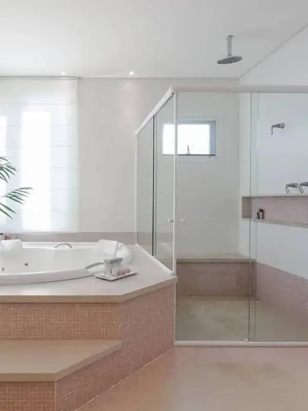 designer moderno com cores rosa e box de vidro