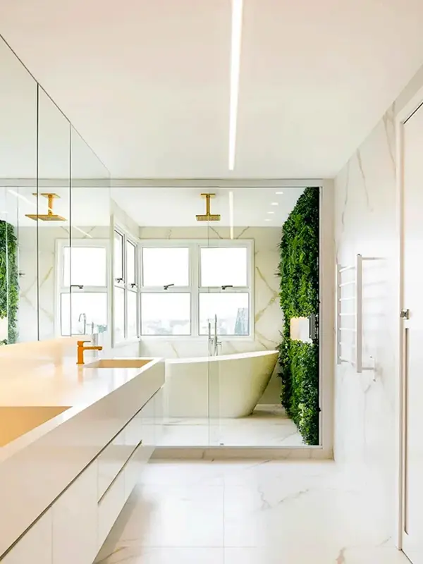 espaço amplo com banheiro, chuveiro e jardim vertical na parede