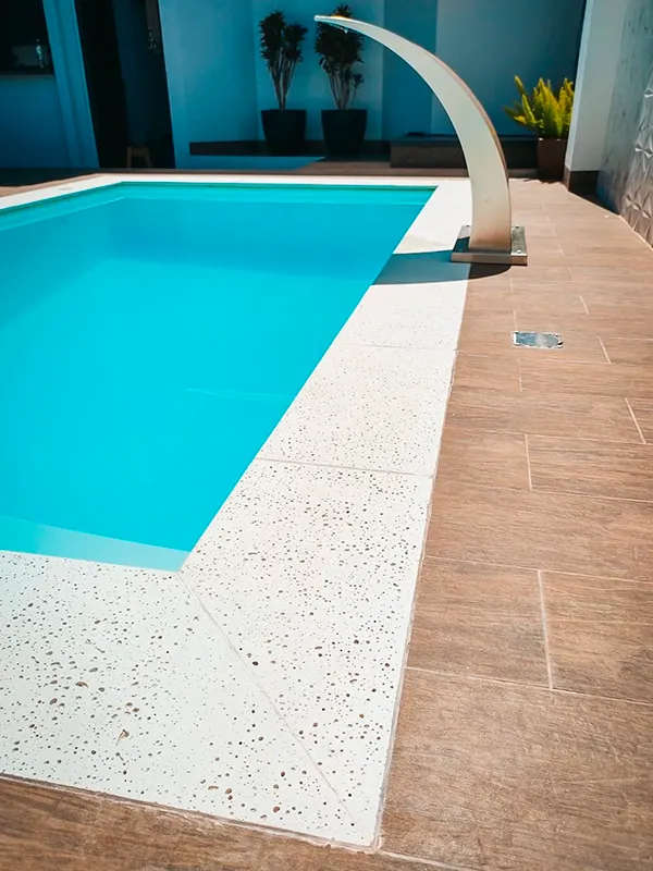 borda de piscina branca 