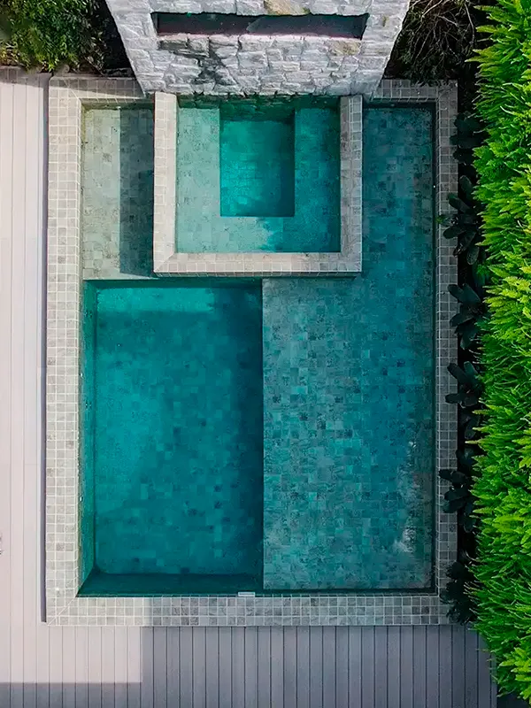 piscina com prainha em casa moderna