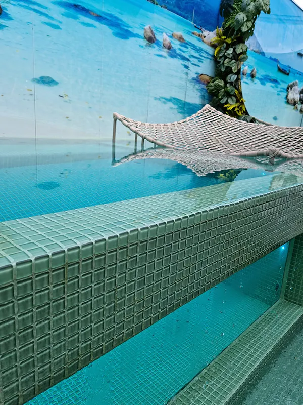 piscina de vidro em uma casa moderna