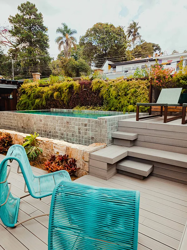 casa com piscina elevada com deck de madeira plástica