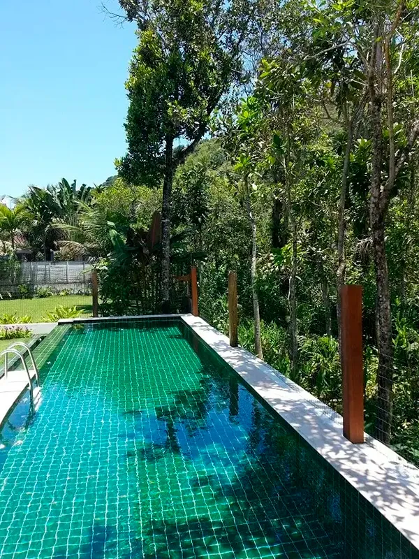 casa com piscina retangular 