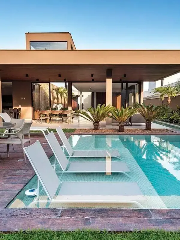 casa de luxo com piscinas modernas
