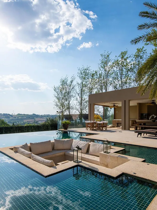 projetos com decoração clean e um revestimento de cor bege em volta da piscina