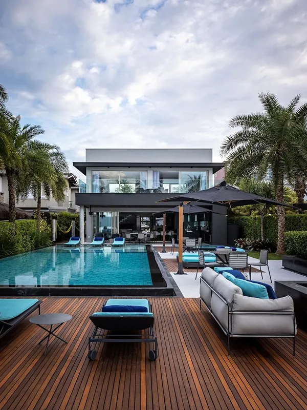 casa moderna com piscina e revestimento de deck de madeira 