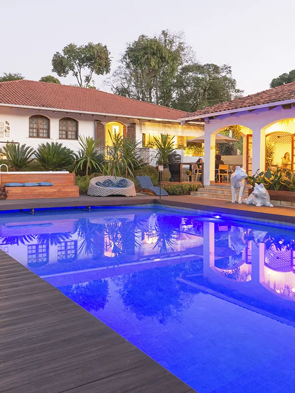 espaço de uma casa classica, mansão gigante com piscina moderna