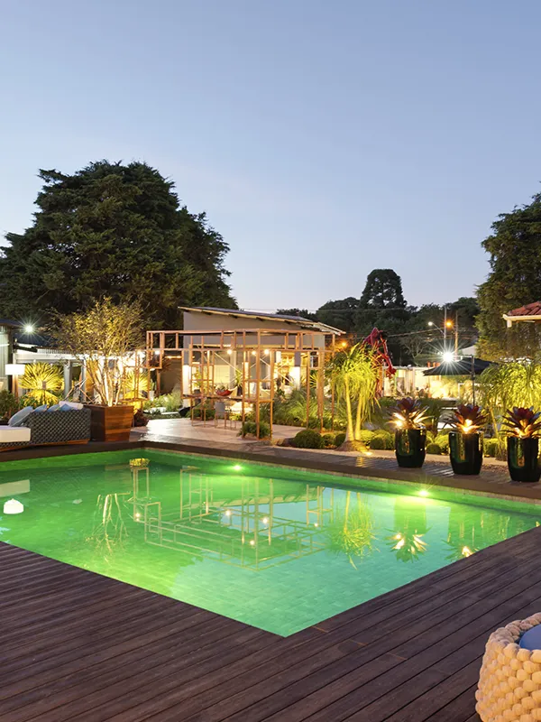 iluminação para piscina que destaca o ambiente