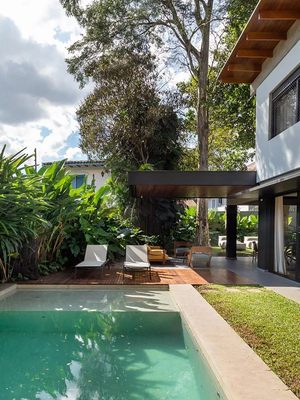caminhos no jardim com piscina com borda branca