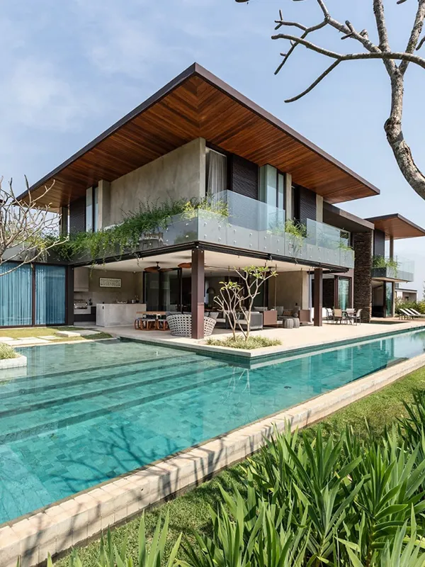 piscina em L de uma casa moderna e conteporanea