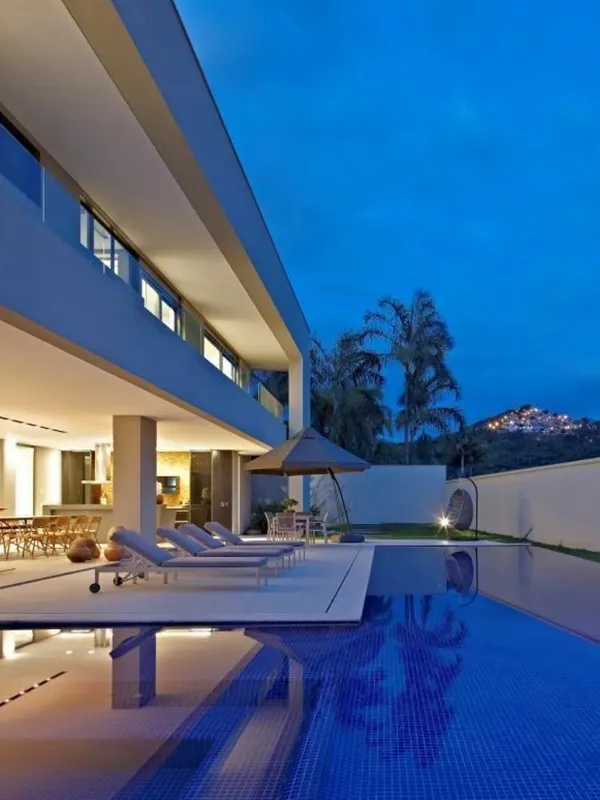 piscina chama atenção em uma foto noturna