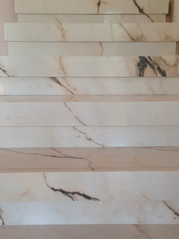 escadas internas com revestimento flexível marmorizado