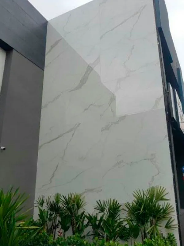 fachada com porcelanato calacata polido