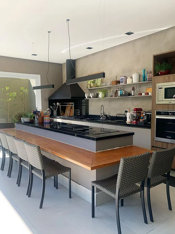 bancada de porcelanato para árae gourmet com pergolado