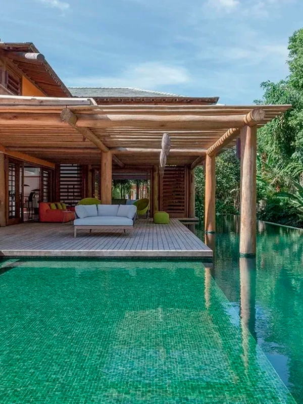 pergolado para área gourmet com piscina
