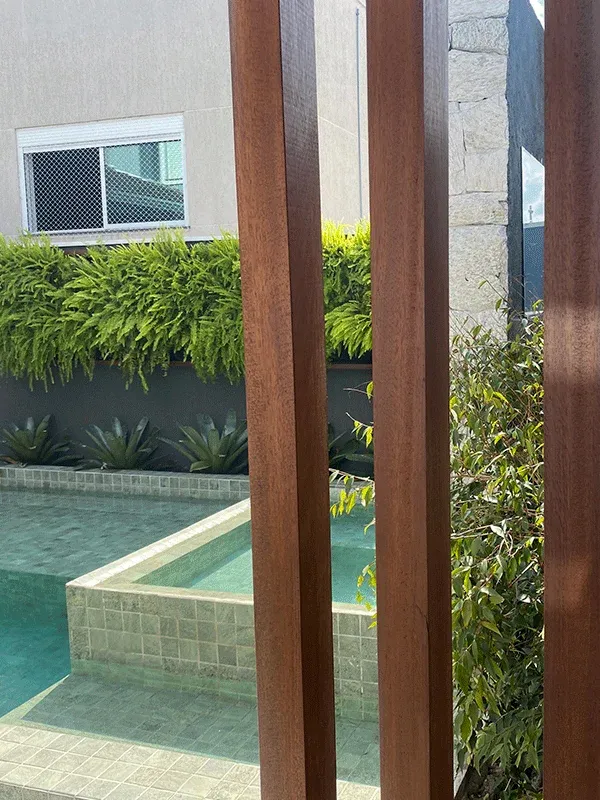 beleza moderna no hall de entrada com pergolado
