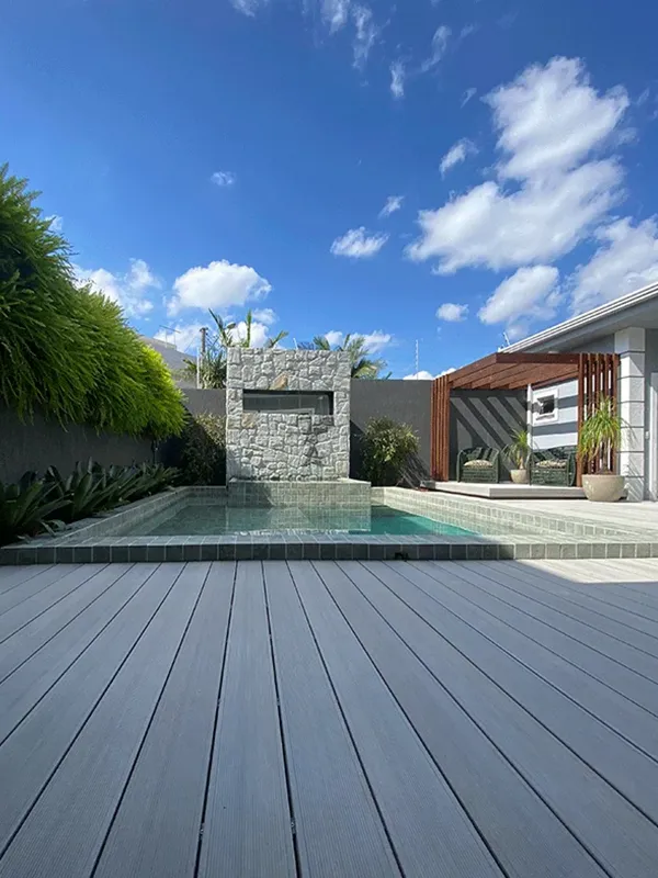 jardins com estruturas mdoernas de pergolado e piscina com deck ecológico
