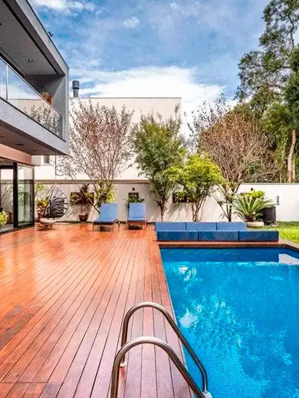 piscina com deck em casa de luxo
