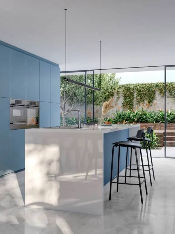 piso da cozinha com porcelanato e uma bancada destacando com tons azuis 