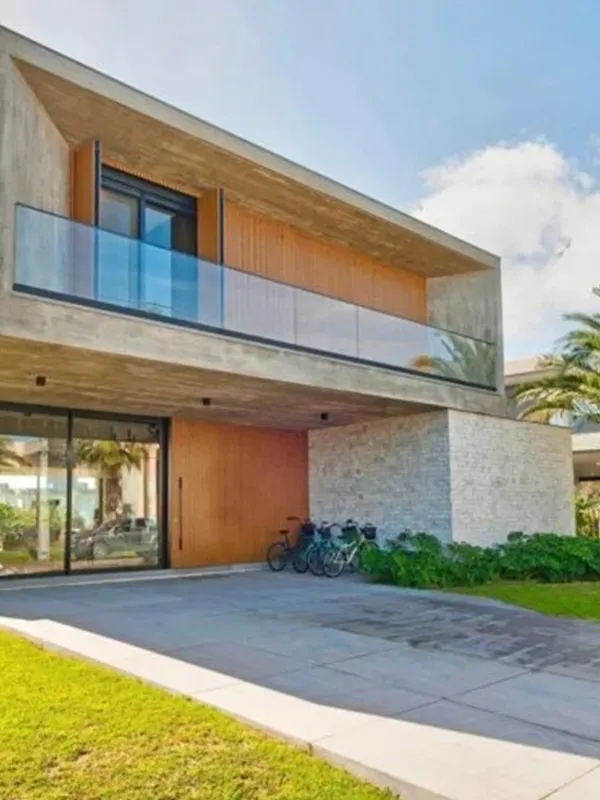 garagem com tonalidade de cimento