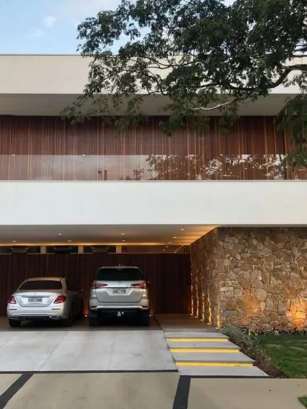 casa moderna com revestimento de porcelanato na garagem