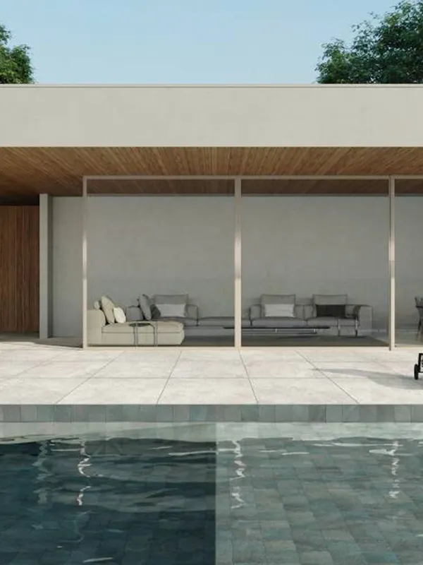 porcelanato antiderrapante aplicado na área da piscina