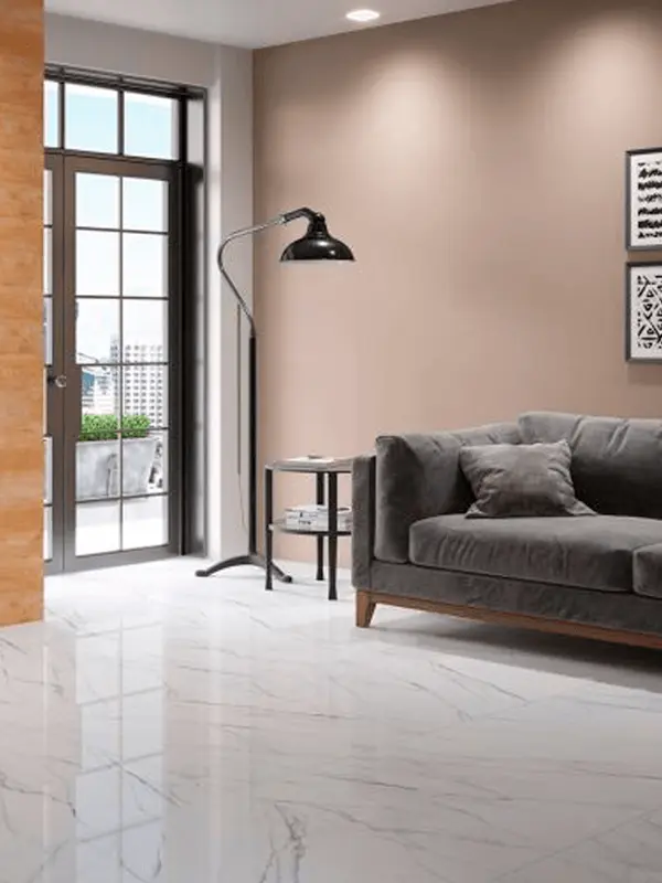 porcelanato branco aplicado no piso da sala