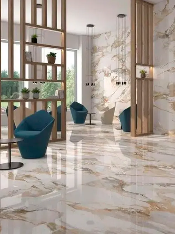 porcelanato calacata bege aplicado no piso e parede de uma area de lazer