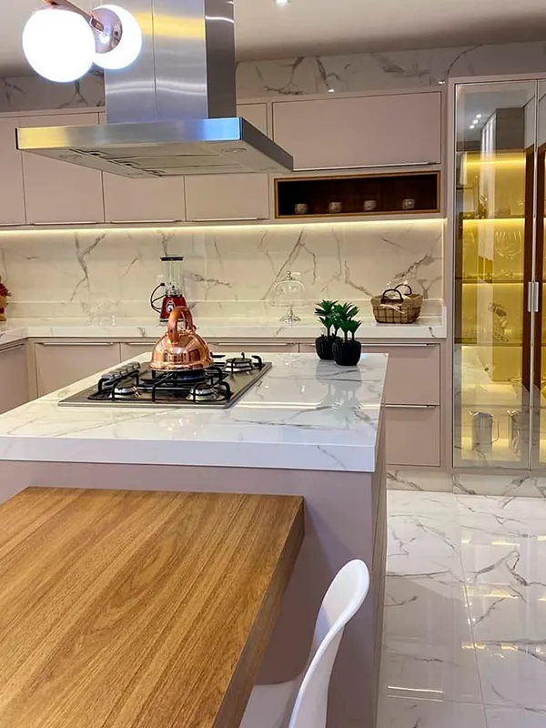 porcelanato calacata para cozinha com toque amadeirado em volta da bancada 