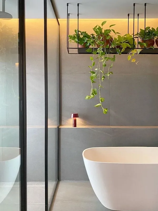 Porcelanato Cinza: Projetos com Elegância Contemporânea +60 Fotos para Inspirar 150 banheiro destacado com plantas e revestimento cinza