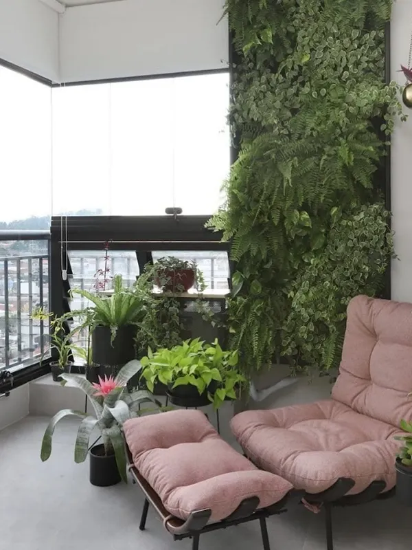 Porcelanato Cinza: Projetos com Elegância Contemporânea +60 Fotos para Inspirar 146 uma varanda com porcelanato cinza no piso e uma parede de jardim vertical para complementar