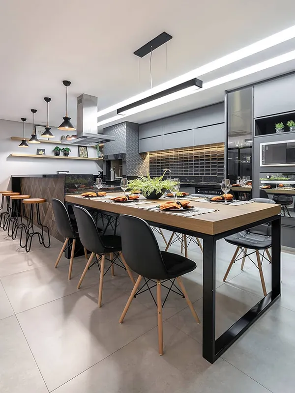Porcelanato Cinza: Projetos com Elegância Contemporânea +60 Fotos para Inspirar 165 árae gourmet com piso cinza e uma mesa de madeira