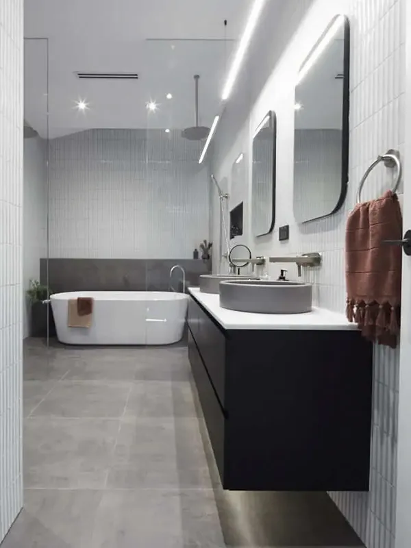 toque moderno no banheiro com banheira com tonalidade cinza em revestimentos de parede e piso