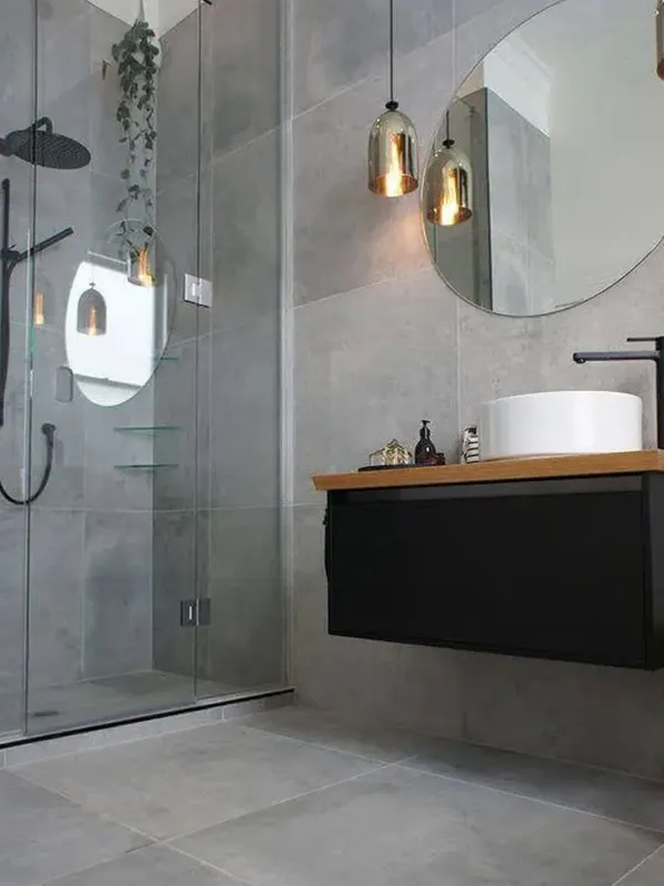 banheiro com box e revestimento cinza