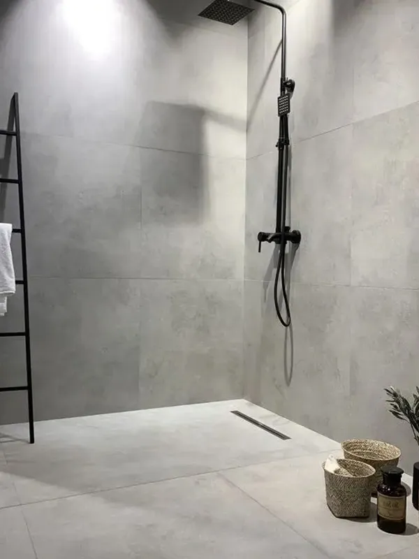 decoração de cores suave no banheiro com revestimento cinza