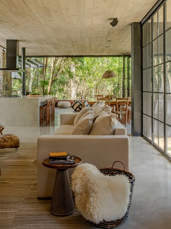 piso de porcelanato de cimento queimado com móveis de cor bege