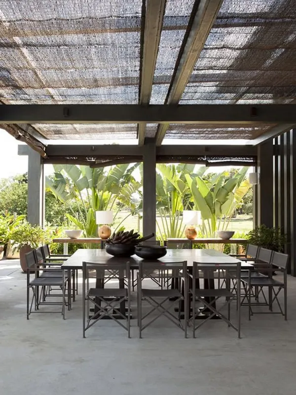 varanda gourmet com pergoaldo e piso de cimento queimado