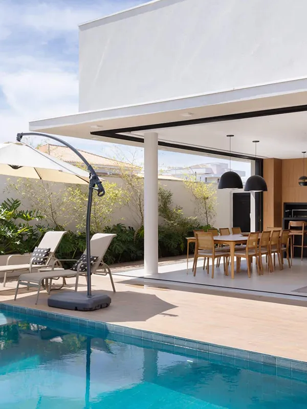 Descubra os 7 Modelos de Porcelanato para Área Gourmet: Elegância e Praticidade de Limpeza 108 revestimento de piscina e área gourmet com porcelanato em integração da área interna e externa