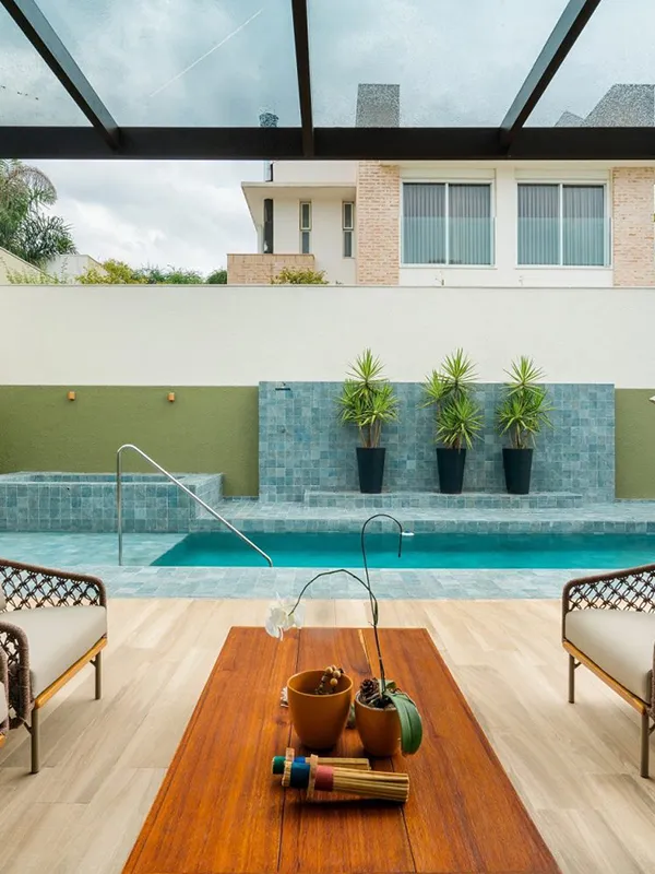 área de lazer com piscina e porcelanato no piso