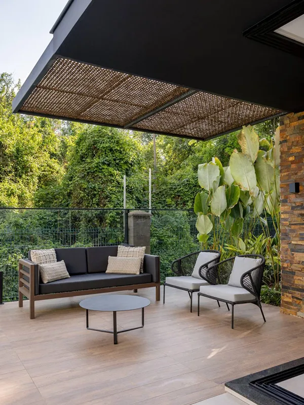 opção amadeirada para piso externo com pergolado