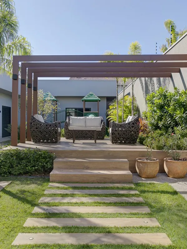 realçando o pergolado com porcelanato