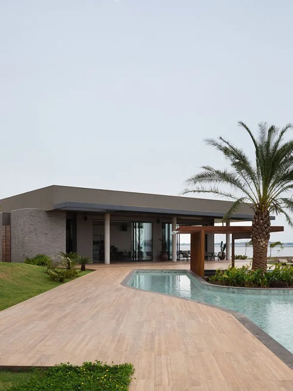 destacando o piso com uma piscina arredondada