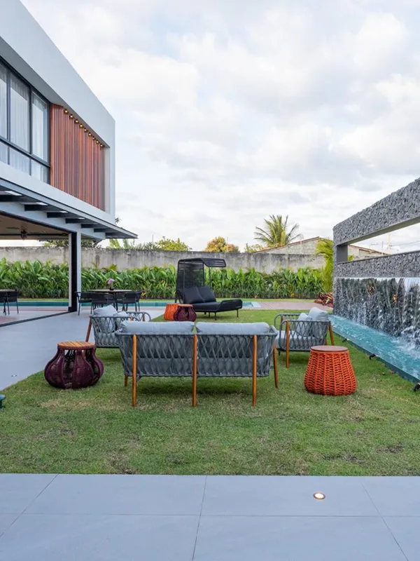 porcelanato aplicado na frente da casa